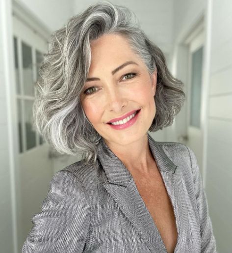 Stunning Black And Grey Hair Color Ideas Black To Gray Hair, Makeup For Grey Hair, Old Women Outfits, Grey Hair Color Ideas, Black And Grey Hair, Trendy Updos, Silver Haired Beauties, Gray Hairstyles, Chin Length Haircuts