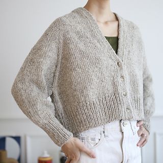 Ravelry: Designs by Rui Yamamuro Raglan Sleeve Cardigan, Knitting Bear, Simple Cardigan, Leaving Room, Cardigan Design, Crochet Fabric, Beautiful Knitting, Cardigan Pattern, Stockinette Stitch