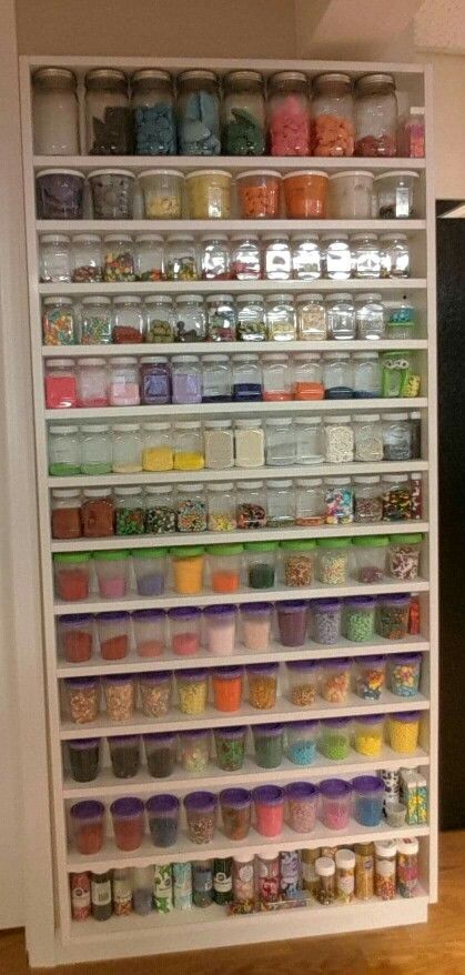 Cake decorating storage ideas Home Bakery Room Ideas, Sprinkles Storage Ideas, Cake Decorating Station, Sprinkle Storage Ideas, Cake Decorating Storage Ideas, Sprinkles Storage, Bakery Storage Ideas, Cake Studio Ideas Home, Sprinkle Storage