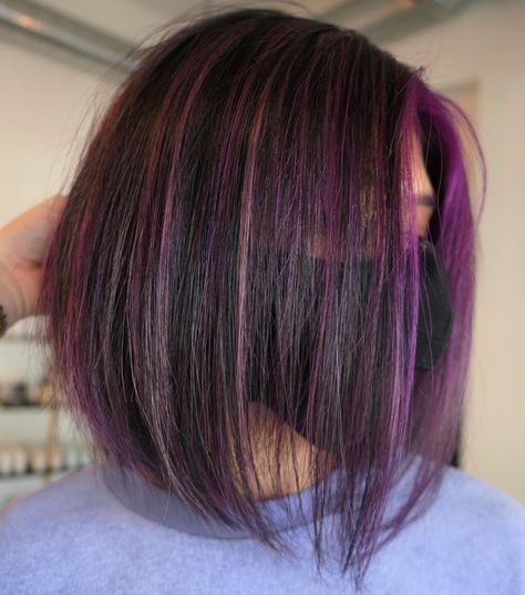 Blonde Hairlights Short Hair, Purple Hairlights, Highlights Brown Hair Men, Hairstyles With Purple Highlights, Hairstyles With Purple, Burgundy Hair Colour, Plum Highlights, Dark Purple Highlights, Purple Highlights Brown Hair