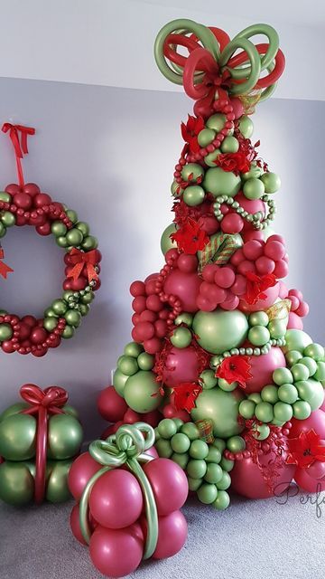 Christmas Balloon Arrangement, Balloon Xmas Tree, Balloon Christmas Trees, Balloon Tree Christmas, Balloon Nutcracker, Christmas Balloons Decorations, Ballon Christmas Tree, Elf Arrival Balloon Ideas, Christmas Balloon Columns