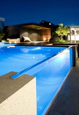 Piscina con pared lateral de cristal Raised Pools, Moderne Pools, Pool Landscape Design, Glass Pool, Luxury Pools, Modern Pools, Pool Lounge, Dream Pools, Have Inspiration