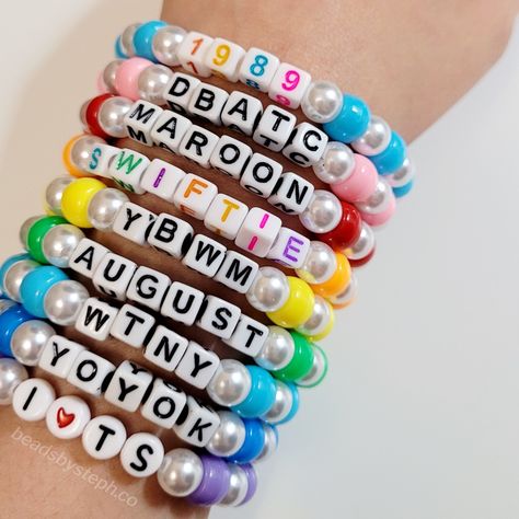 Pulseras Kandi, Pony Bead Bracelets, Taylor Swift Birthday, Taylor Swift Tour Outfits, Friendship Bracelets With Beads, Taylor Swift Outfits, Bead Charms Diy, Clay Bracelet, Diy Bracelet Designs