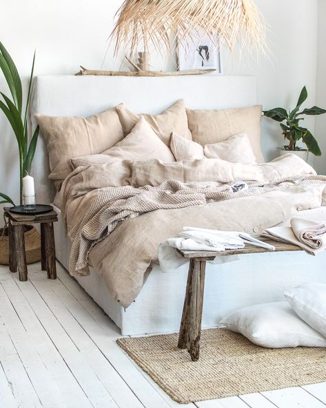 Natural Linen Bedding, Tan Room Ideas Bedrooms, Cream Bedding Ideas, Purple Bedroom Decor, Cream Bedding, Purple Bedroom, Bedroom Decor For Couples, Lit King Size, Bed Linen