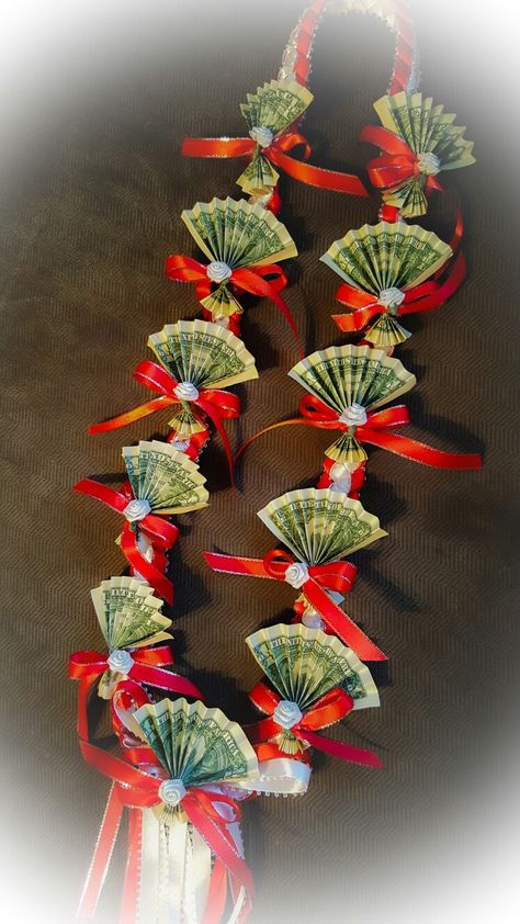 Grad Lays, Money Garland, Snack Tart, Graduation Tips, Money Heart, Graduation Leis Diy Ribbons, Money Lei Diy, Lei Ideas, Haldi Decoration Ideas