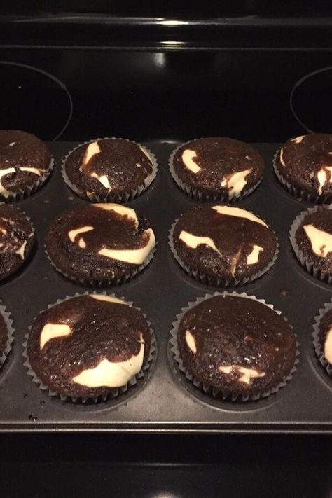 Brownie Cheesecake Cupcakes | "Loved this very simple and easy, I looked up another recipe For a chocolate ganache put that on top of it and It made it 100 times better my whole family love it" #cupcakerecipes #bakingrecipes #dessertrecipes #cupcakeideas Fun Cheesecake Recipes, Cheesecake Cups Recipe, Chocolate Cheesecake Brownies, Strawberry Crunch Cake, Muffin Cup, Brownie Cheesecake, Brownie Cupcakes, Chocolate Crunch, Adventure Seeker