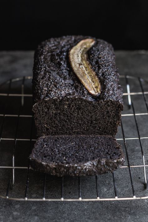 BLACK SESAME CHOCOLATE BANANA BREAD - ful-filled Macy Core Aesthetic, Black Sesame Dessert, Sesame Chocolate, Chocolate Cake Ideas, Sesame Recipes, Japanese Pancake, Mini Bundt Cakes, Cake Vegan, Desserts Vegan