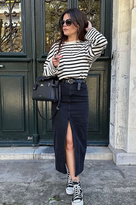 denim maxi skirt outfit Pin Striped Skirt Outfit, Denim Skirt Outfits, Maxi Skirt Outfits, Feminine Fashion, Looks Street Style, Mode Inspo, Autumn Outfit, Mode Inspiration, Winter Fashion Outfits