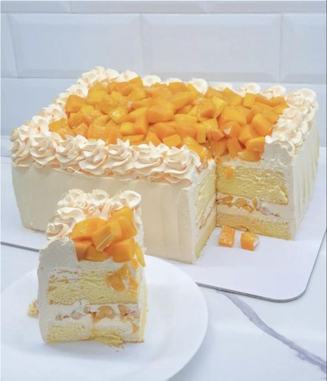 Mango Shortcake, Mango Cakes, Peaches And Cream Cake, Whipped Cream Filling, Mango Cream, Vanilla Sponge Cake, Summer Baking, Peaches And Cream, Vanilla Sponge