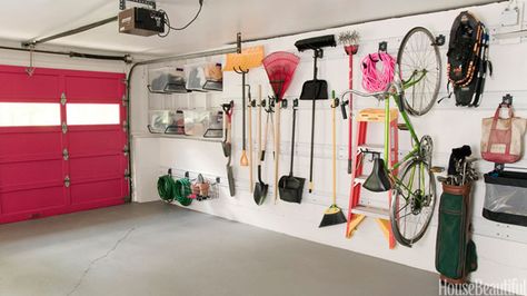 What's the point of a garage if you can't park the car? With hooks you can hang almost everything. Pink Garage, Gladiator Garage, Garage Storage Solutions, Smart Organization, Organisation Hacks, Garage Makeover, Garage Ideas, Garage Walls, Garage House