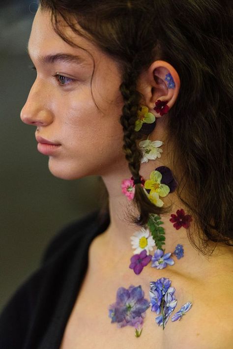 At the Preen by Thornton Bregazzi show at London Fashion Week, models walked the runway covered in delicate pressed petals. The makeup artists behind the look haven’t publicly revealed their secrets yet, but we reckon they created the look by pressing the flowers – you know, by putting them between the pages of a heavy book – then lightly sticking them on to the skin with a dab of eyelash glue. Sapphic Violets, Face With Flowers, Big Nose Beauty, Floral Makeup, Flower Makeup, Thornton Bregazzi, Preen By Thornton Bregazzi, Joan Smalls, Big Noses