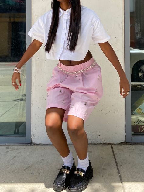 Aesthetic pic, pink Bermuda shorts, loafers, Pink Loafers Outfit, Baggy Clothes Aesthetic, Pink Shorts Outfits, Pink Summer Outfits, Loafer Outfits, Bermuda Shorts Outfit, Pink Streetwear, Loafers Outfit, Streetwear Fashion Women