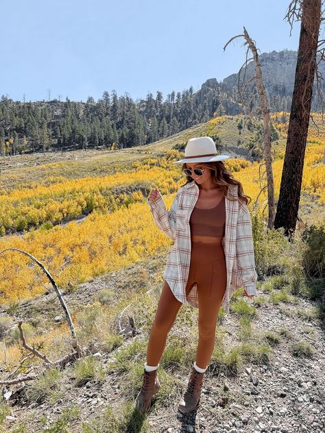 Yosemite Outfits Fall, Mountains Fall Outfit, Brown Leggings Hiking Outfit, Orange Hiking Outfit, Camping Outfits For Women Autumn, Fashion Hiking Outfit, Terracotta Leggings Outfit, Burnt Orange Flannel Outfit, Yosemite Hiking Outfit Fall