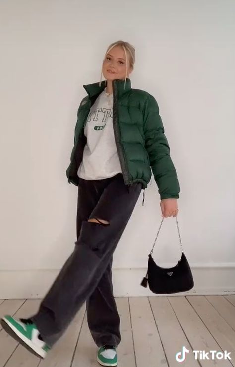 Green Puffer Jacket Outfit, Puffer Outfit, Winter Jacket Outfits, Puffer Jacket Outfit, Y2k Fits, Fashion Tiktok, Trending Tiktok, Trendy Streetwear, Aesthetic Fits