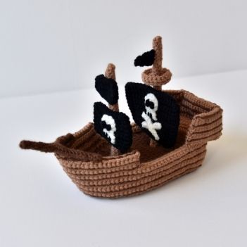 Pirate Ship amigurumi pattern - Amigurumipatterns.net Crochet Boat, Art Macramé, Pirate Boats, Crochet Etsy, Fish Patterns, Crochet Design, Crochet Dog, Pirate Ship, Dk Yarn