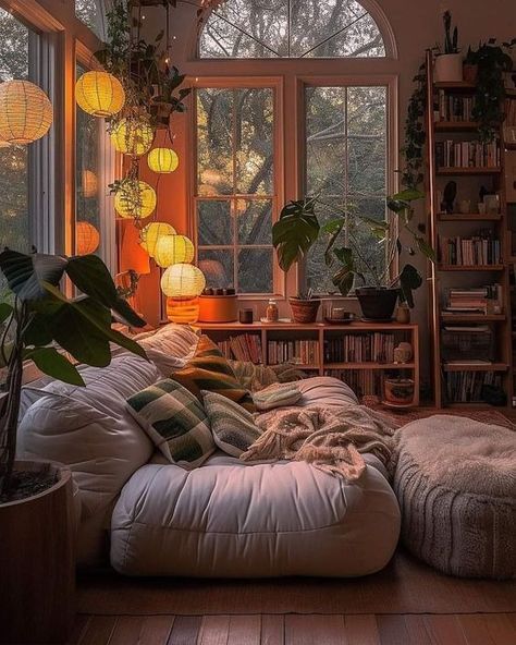 Smaller Home Decor Ideas, Beautify Your Home, Clean Interior Design Living Room, Aesthetic Vintage Living Room, Apartment Astethic, Maximalist Apartment Decor, Hippy Living Room, Retro Home Aesthetic, 70s Living Room Aesthetic