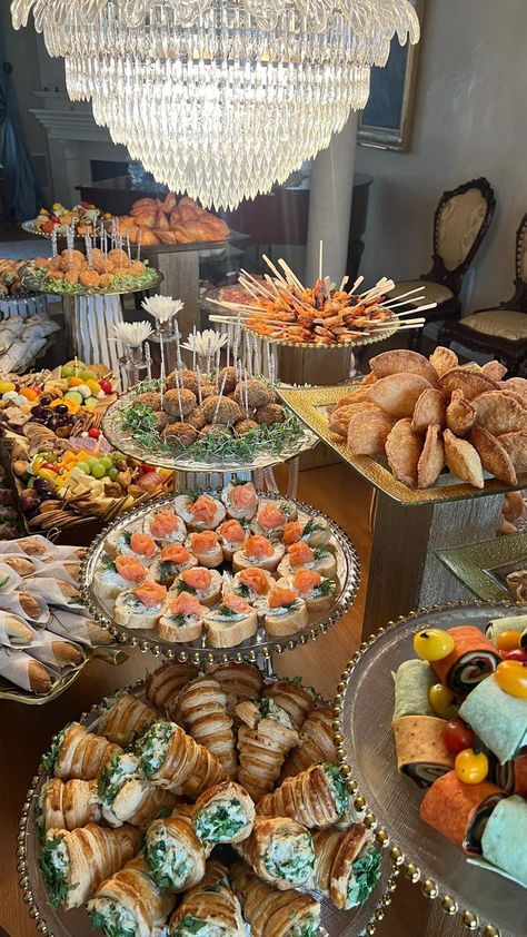 Food Catering Ideas Buffet Tables, Wedding Appetizer Table, Wedding Catering Display, Wedding Buffet Table, Wedding Food Stations, Catering Food Displays, Catering Buffet, Wedding Appetizers, Brunch Spread