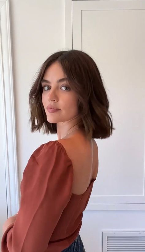 Brunette Bob Thick Hair, Hair Above The Shoulders, Short Hair Middle Part Round Face, Short Brown Hair Above Shoulders, Brunette Above Shoulder Length Hair, Super Short Brunette Hair, Short Hairstyle Women Lob, Short Haircuts For Women Above Shoulder, Above Shoulder Brown Hair