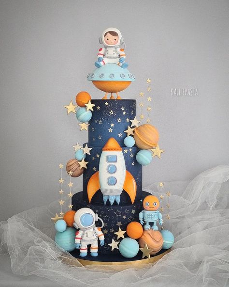 Astronaut Birthday Party Decorations, Astronaut Cake Ideas, Spaceman Cake, Space Theme Cake Kids, Astronaut Cake Birthday, Astronaut Fondant, Astronaut Theme Cake, Space Theme Birthday Cake, Space Cake Ideas