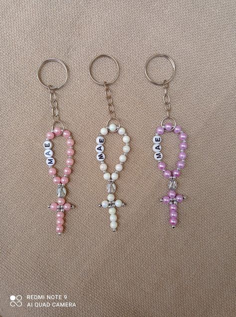 Christian Bracelets Diy, Cross Jewelry Diy, Diy Beaded Keychain, Jesus Keychain, Bracelet Patterns Easy, Girly Bracelets, Braided Bracelet Diy, Preppy Bracelets, Bracelet Craft Diy