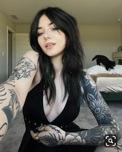 Tattoed Women, Alt Girls, Tattoed Girls, Goth Beauty, Aesthetic Tattoo, Gothic Beauty, Aesthetic Grunge, Inked Girls, Dark Hair