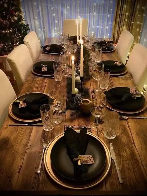 40+ Stunning Christmas Tablescape Settings and Decorating Ideas - HubPages Black And Gold Christmas Dinner Table, Black And Gold Christmas Table, Gardening Table, Home Staging Ideas, Vintage Plants, Table Decor Kitchen, Dinner Party Table Settings, Christmas Dining Table Decor, Garden Tables