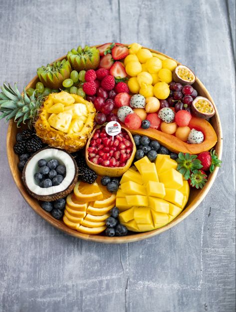 Fresh Fruit Platter, Deco Fruit, Fruit Platter Designs, Vegetable Plate, Charcuterie Inspiration, Cookout Food, Fruit Salad Recipes, Gloomy Day, Fruit Platter