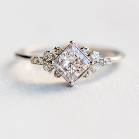 Diamond Engagement Rings Antique Engagement Ring, Solitaire Rings, Style Gothic, Princess Cut Diamond, Dream Engagement Rings, Wedding Rings Vintage, Zircon Ring, Engagement Ring Styles, Fashion Ring