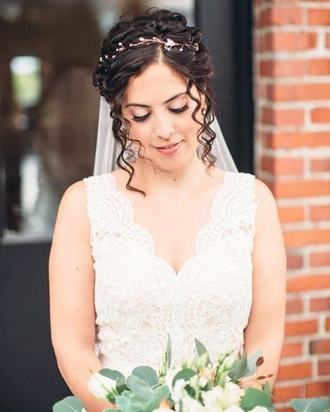 Bridal Hair Updo With Veil, Wedding Hair Looks, Bridal Wedding Hairstyles, Bridal Maid Dress, Half Up Half Down Styles, Bride Hairstyles With Veil, Curly Bridal Hair, Down Styles, Makeup Gallery