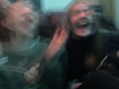 True Friends Pictures, People Being Happy Aesthetic, Happy Personality Aesthetic, Happy Blurry Aesthetic, Laughing People Aesthetic, Happy Carefree Aesthetic, Blurry Smile Aesthetic, Happy Friendship Aesthetic, Laugh Aesthetic Girl