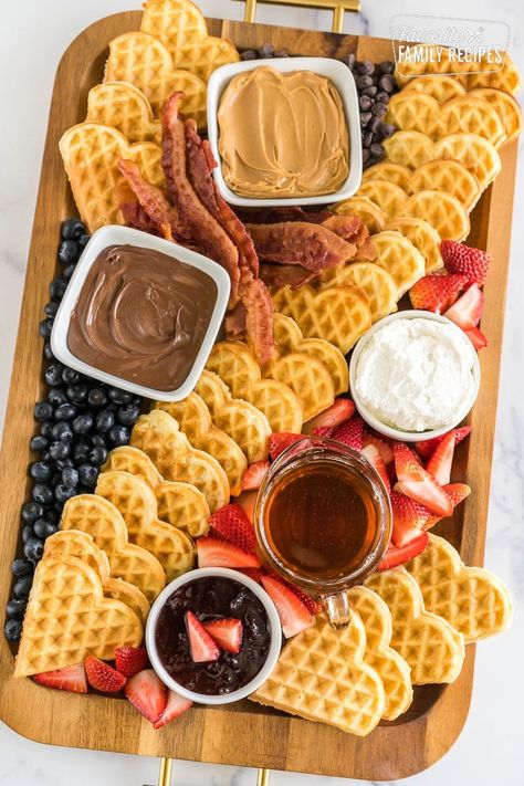 Charcuterie Breakfast Board, Charcuterie Breakfast, Best Charcuterie Board Ideas, Best Charcuterie Board, Breakfast Charcuterie Board, Breakfast Charcuterie, Waffle Breakfast, Breakfast Coffee Cake, Gourmet Meat