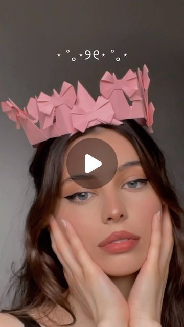 Yasmin 🧸 on Instagram: "bow crown tutorial 🎀 idea: @khang_to_  In depth bow tutorial: angelsign_" Paper Bow Tutorial, How To Make Crown With Paper, Paper Crown Tutorial, Bow Painting, Paper Bows Diy, Origami Crown, Diy Birthday Crown, Crown Paper, Crown Tutorial