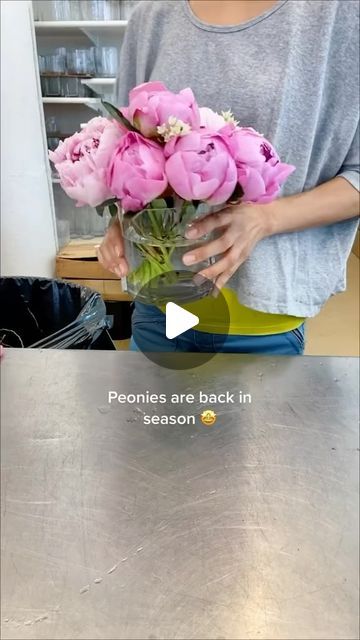 NYC Wedding and Events Florist on Instagram: "Easy peasy peony. A quick tutorial on a basic bouquet making technique using the ever popular peonies 🥰  #peony #peonyseason #bouquets #bouquetmaking #flower #flowersofinstagram #favoriteflower #nycflorist #nywedding #rachelchofloral #weddingflorist #nyweddingflorist #spiraltechnique" Peony Flower Arrangement Centerpieces, Peony Arrangement Vase, Peony Centerpiece Wedding, Peony Flower Arrangements, Bouquet Making, Nyc Florist, Peony Arrangement, Peonies Season, Bridal Bouquet Peonies