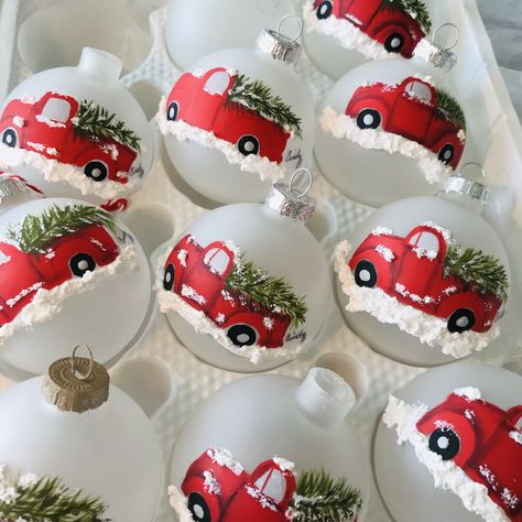 Ornament Painting Ideas Ball, Hand Painted Ornaments Diy Christmas Balls, Christmas Ornaments Homemade Painted, Diy Hand Painted Ornaments, Painted Christmas Ornaments Bulbs, Painted Christmas Bulbs, Bauble Painting Ideas, Christmas Ornament Painting Ideas, Handpainted Christmas Ornaments Ideas