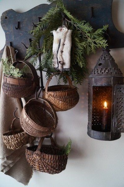 Primative Decor, Vibeke Design, Deco Champetre, Old Baskets, Prim Christmas, Prim Decor, Colonial Decor, Vintage Baskets, Primitive Decorating Country