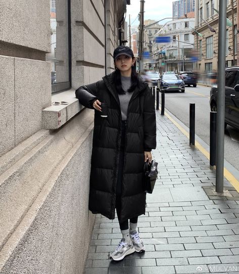 Winter Outfits Long Puffer, Korean Fashion Winter Coats Jackets, Korean Winter Outfits Street Style Seoul, Outfits With Long Puffer Jackets, Tokyo Winter Street Style, Long Puffer Jacket Outfit Korean, Winter Outfit Tokyo, Long Puffy Coat Outfit, Tokyo Winter Outfit Women