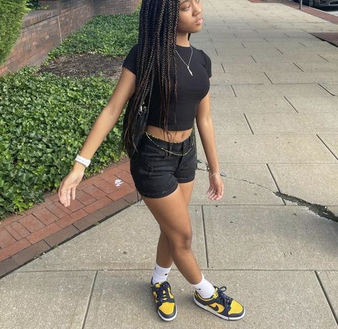 Black Denim Shorts Outfit Black Women, Summer Fits Black Women, Shorts Outfits Black Women, Sis Aesthetic, Streetwear Poses Photo Ideas, Fly Shi Only, Clueless Outfits, Summer Shorts Outfits, Cute Lazy Outfits