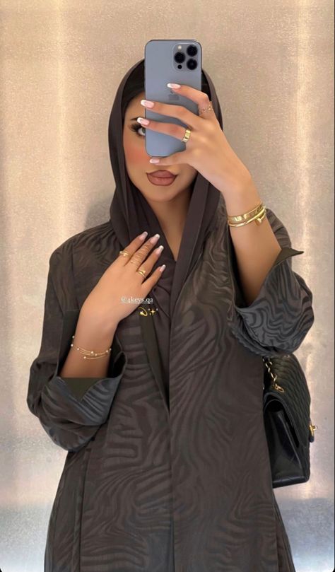 Brown Abaya, Beautiful Abayas, Dubai Outfit, Black Abaya Designs, Abaya Outfit, Hijab Style Tutorial, Dubai Style, Mode Turban, Hijabi Style