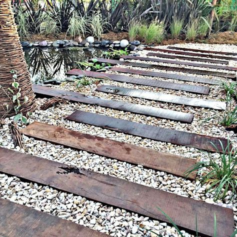 8 Trucos simples y súper económicos para renovar tu jardín | homify | homify Sleepers In Garden, Backyard Walkway, Big Splash, Boho Outdoor, Vertical Gardens, Backyard Entertaining, Modern Garden Design, Rustic Outdoor, Garden Pathway