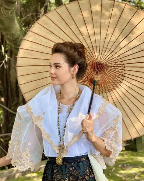 Filipino Old Fashion, Filipiniana Baro't Saya, Filipina Traditional Clothes, Filipina Cultural Dress, Old Filipino Clothes, Filipiniana Photoshoot Ideas, Maria Clara Wedding Gown, Filipino Cultural Clothing, Baro't Saya Traditional