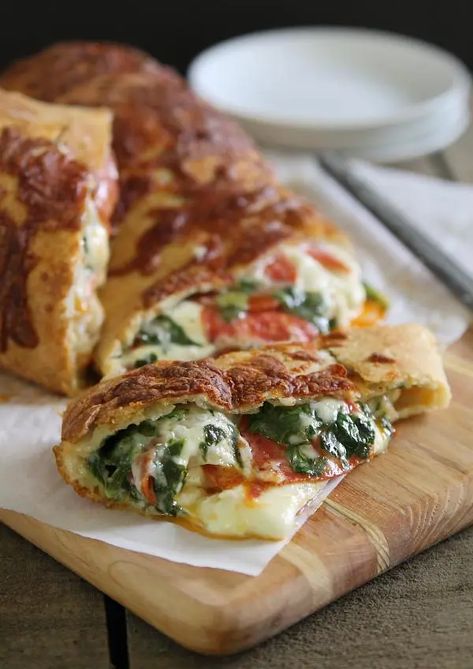 Gooey, cheesy pepperoni and spinach stuffed bread – SheKnows Stuffed Bread, Spinach Cheese, Spinach And Cheese, I Love Food, Appetizer Snacks, Italian Recipes, Mozzarella, Appetizer Recipes, Love Food