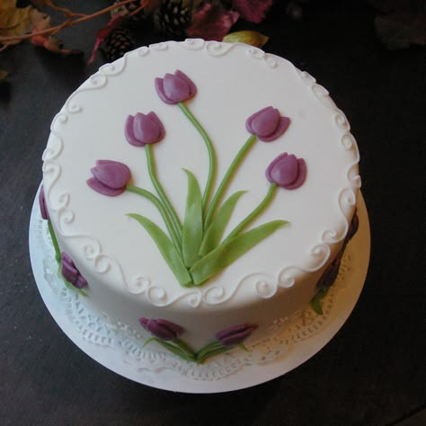 Tulips Cake, Tulip Cake, Birthday Cake For Mom, Garden Cake, Spring Cake, Creative Cake Decorating, Bento Cake, Cake Decorating Designs, Purple Tulips