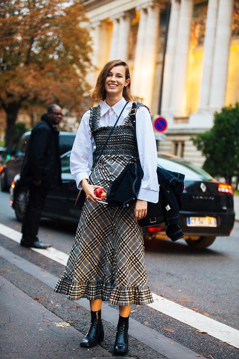 Street Style Petite, Ganni Street Style, Shirt Under Dress, Zara Style, Simple Clothing, Street Style Blog, College Style, Autumn Street Style, Under Dress