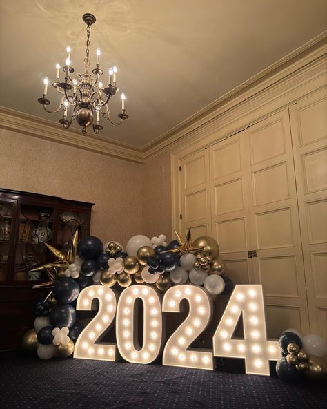 Already two months into the new year and we still can’t get over these gorgeous sparkly New Year’s Eve balloons! A touch of class and a touch of fun, what a way to kick off the New Year!✨ - - - #balloontheorystl #balloons #balloonart #balloondecor #balloonartist #newyearseve #balloondecoration #newyears #2024 2024 Balloons, Athletic Banquet, Jp Morgan, Prom 2024, Spotify Playlists, Nye Party, Balloon Backdrop, Balloon Art, New Year’s Eve