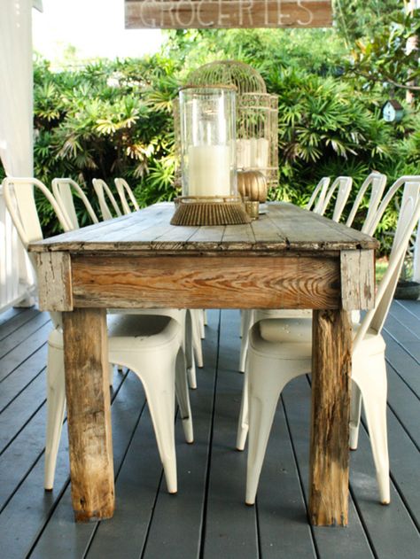 Charming revamped dream cottage in Bayshore Beautiful Eclectic Porch, Tolix Chair, Porch Table, Farmhouse Patio, Rustic Farmhouse Table, White Chairs, Cottage Renovation, Chaise Metal, Mesa Exterior