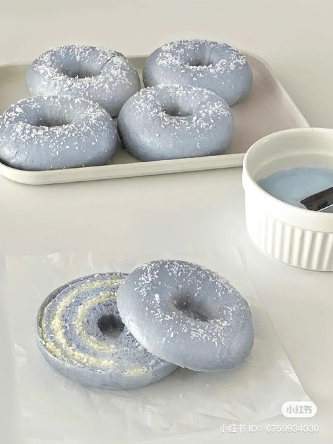 Blue Macarons Aesthetic, Blue Dessert Aesthetic, Light Blue Food, Periwinkle Aesthetic, Kue Macaroon, Blue Frosting, Blue Desserts, Blue Cookies, Kawaii Cooking