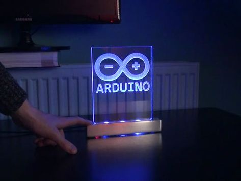 An Arduino logo engraved in acrylic with a touch sensitive aluminum LED stand. By MBcreates. Arduino Aesthetic, Arduino Lamp, Installations Ideas, Arduino Logo, Art Display Panels, Simple Arduino Projects, Smart Room, Arduino Programming, Arduino Robot