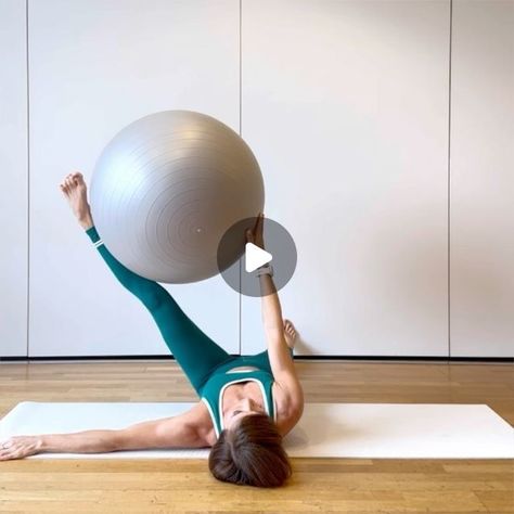 Exercise Ball Hip Stretches, Gymball Workout, Fitball Exercises, Gym Ball Exercises, Exercises For Hips, Yoga Ball Workout, Stability Ball Abs, Balance Ball Exercises, Back Of Arm Exercises