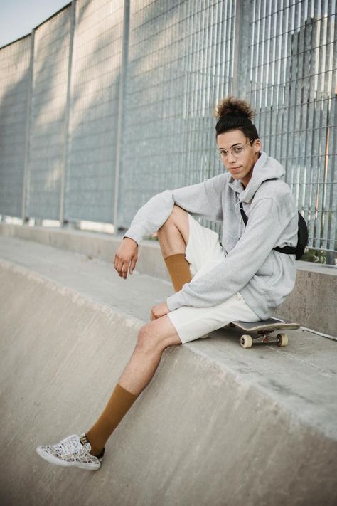 Young man sitting on skateboard in skate park · Free Stock Photo Skateboarding Reference, Sitting On Skateboard, Tutorials Drawing, Man Sitting, Male Man, Urban Street Style, Urban Street, Reference Poses, Blurred Background