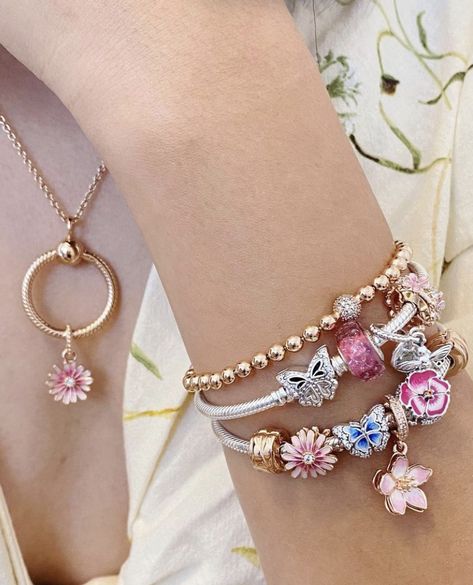 Pandora Stack, Pandora Aesthetic, Pandora Bracelet Ideas, Pandora Bracelet Charms Ideas, Pandora Bracelet Designs, Pandora Jewelry Charms, Expensive Jewelry Luxury, Gold Girl, Bangles Jewelry Designs